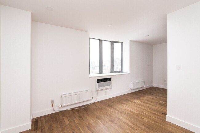 Building Photo - 800 Richmond St W