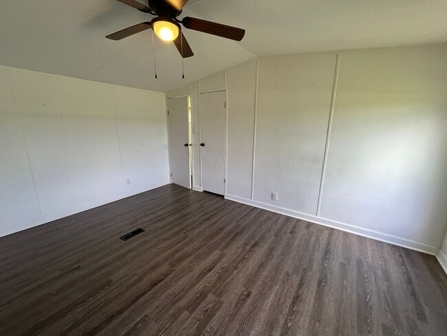 Building Photo - 3 bedroom 2 bath Mobile Home on 1 acre in ...