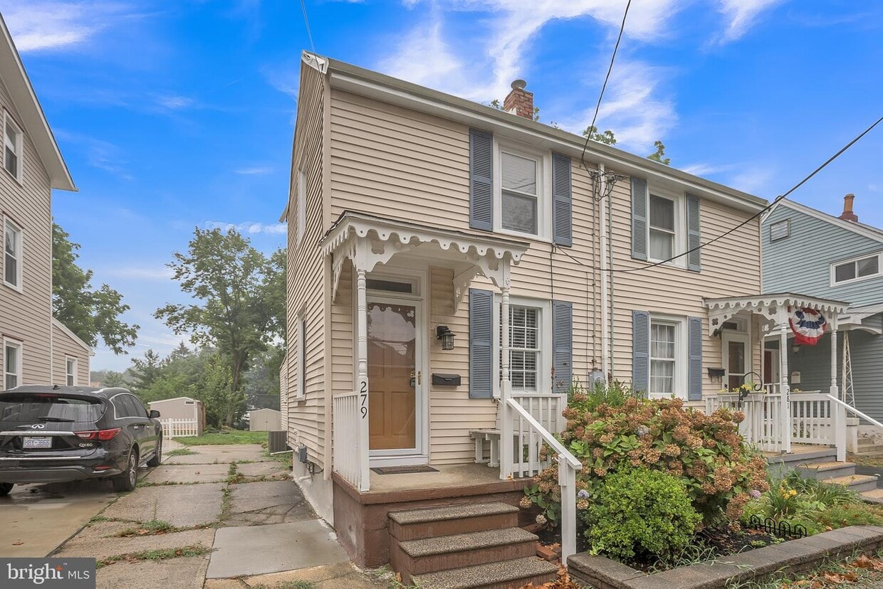 Primary Photo - 279 Lake St