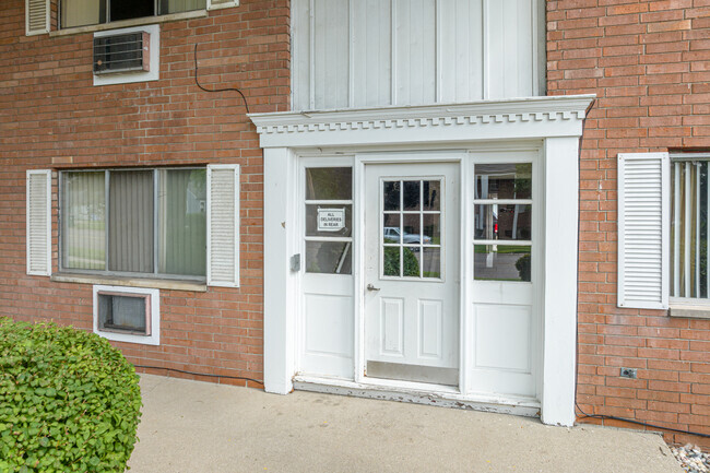 Low Rise Style Apartments - Atlantic Flatz