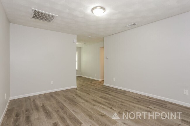 Foto del edificio - Newly Renovated Single Family Home | 3 BR/1.5BA | 1-Car Covered Parking| Backyard
