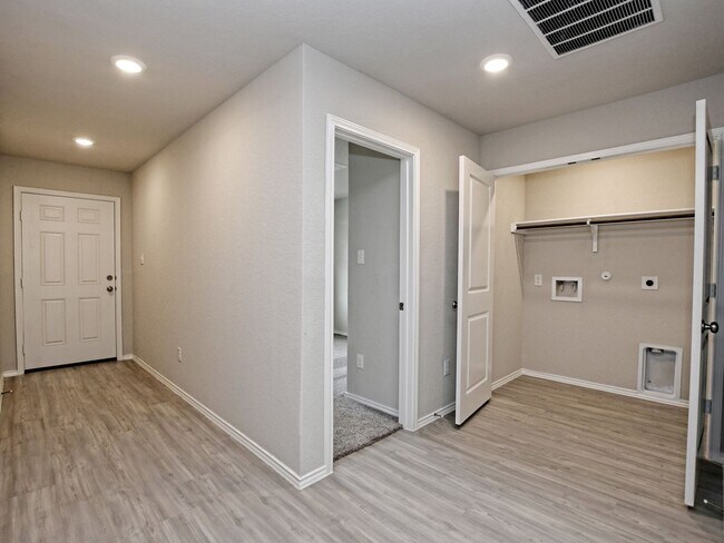 Foto del edificio - 1667 SF Home in Hidden Trails - 4 BR /2 BA...