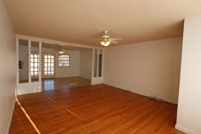 Foto del edificio - AVAILABLE NOW! 3 Bed 2 Bath Home Near UT T...