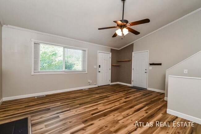Building Photo - Alluring 3 Bed/ 2 Bath home in Rustic Hills!