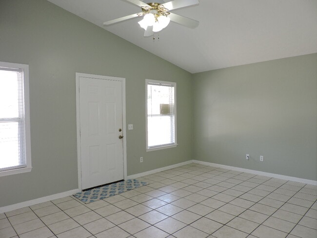 Foto del edificio - 5931 Pinetree Ave