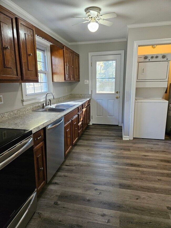 Foto del edificio - Charming Updated 3 Bedroom Home with Large...