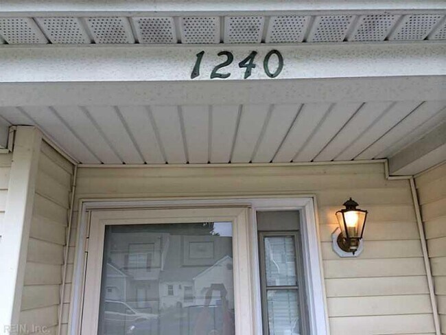 Building Photo - 1240 Basswood Ct