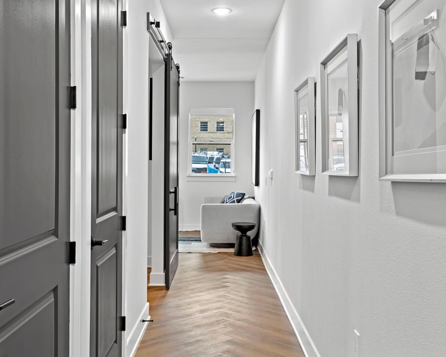 Foto principal - 239 W 9th St