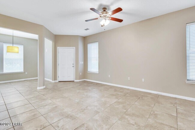 Foto del edificio - 120 Fox Glove Ln