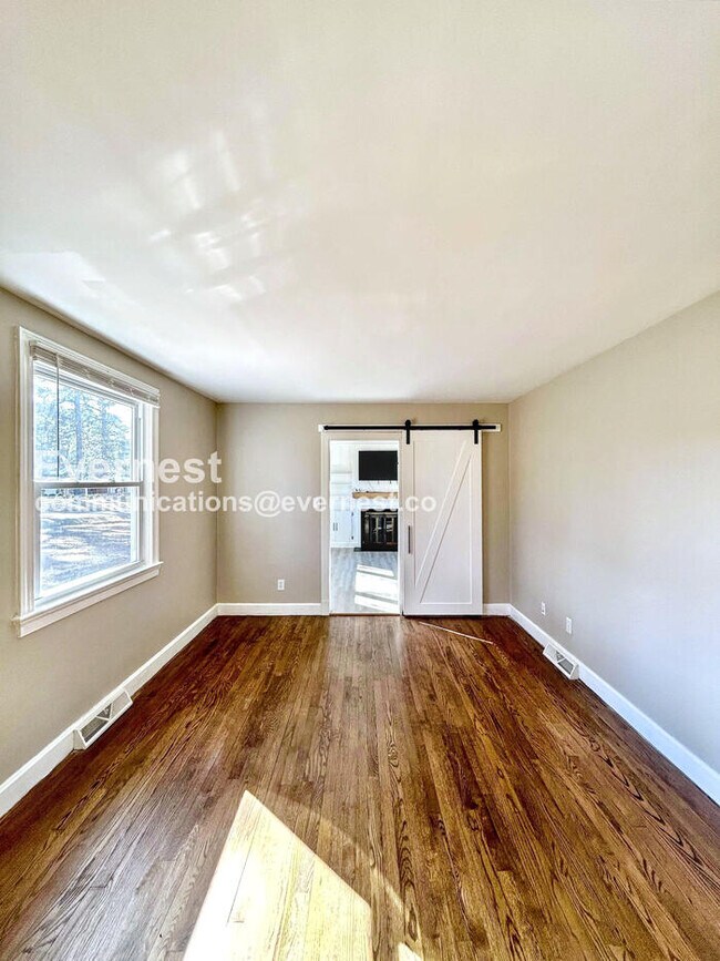 Foto del edificio - 8282 Wonderland Ln