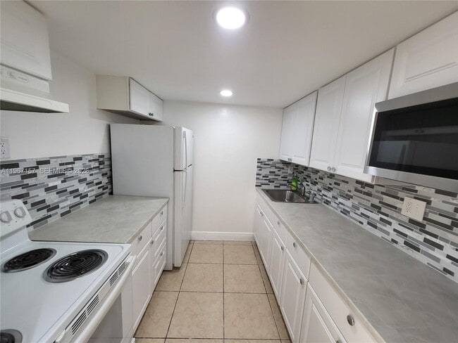 Building Photo - 14611 N Kendall Dr