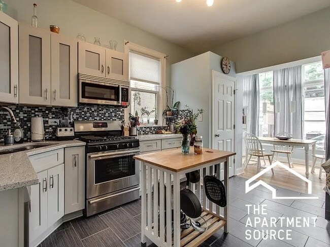 Building Photo - 1938 N Halsted St