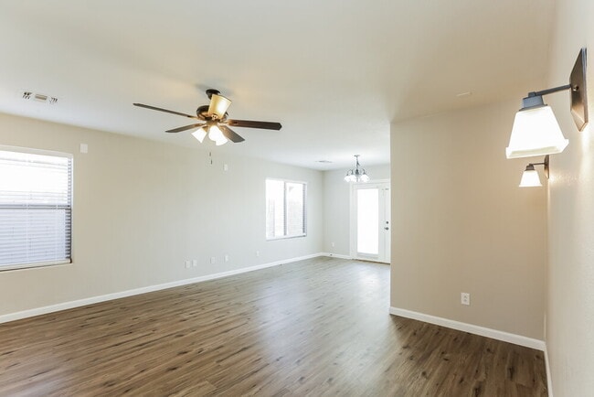 Building Photo - 2638 E Valencia Dr