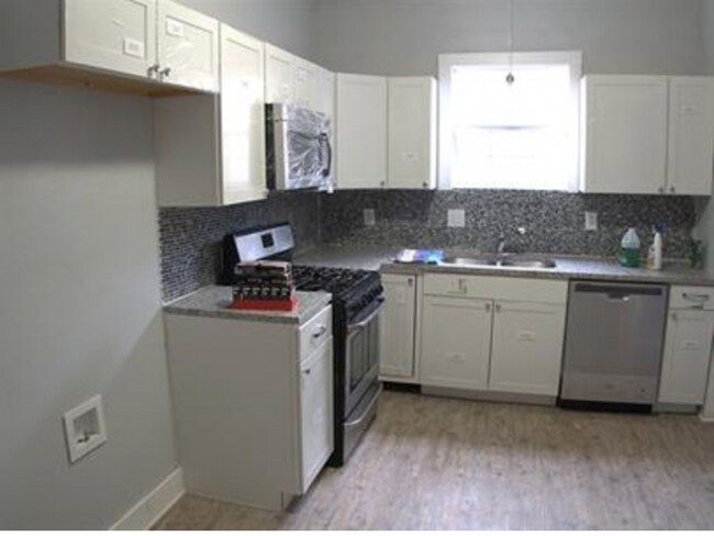Building Photo - 532 W Mistletoe Ave