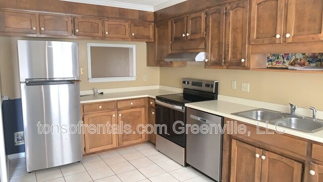 Building Photo - 22 Somersett Dr