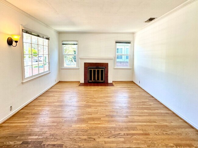 Building Photo - Inviting Burbank Home