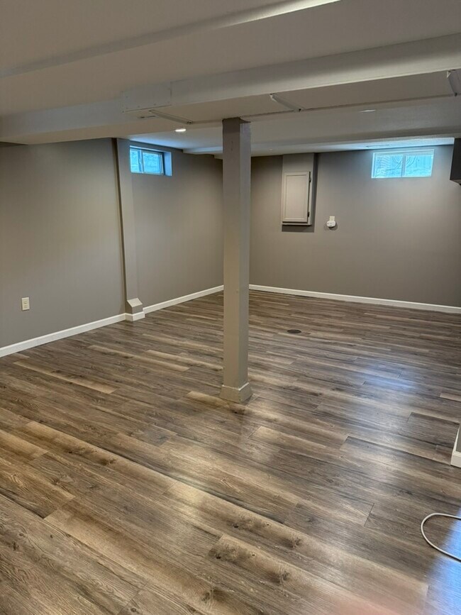 Sala de estar/familiar abierta en el sótano terminado. - 1403 Ruby Ave