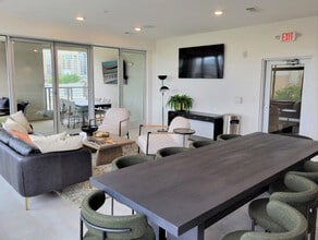 Building Photo - 401 W Trade St