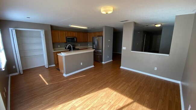 Foto del edificio - 3 Bedroom, 2.5 Bath Townhome with One Car Garage in Waterford Lakes Orlando!