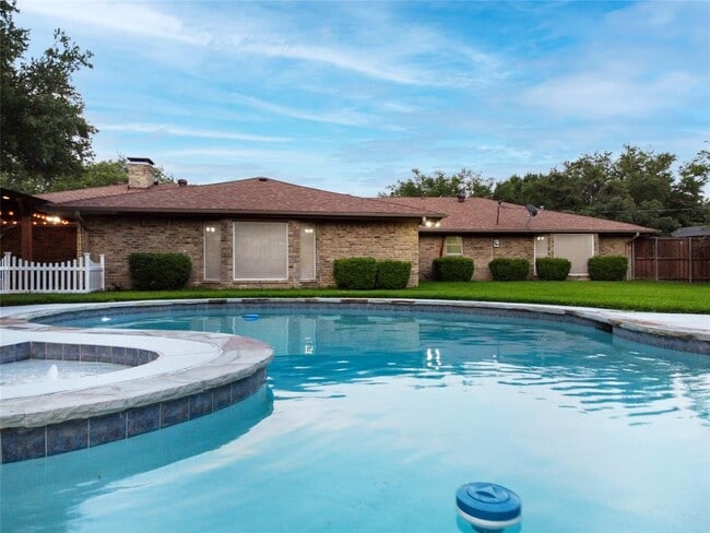 Building Photo - 1021 Villa Siete