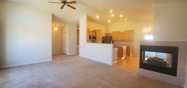 Foto del edificio - Large 5 bedroom 3 bathroom home!