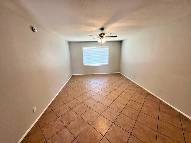 Building Photo - 4923 W Rosewood Dr