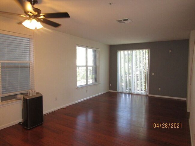 Building Photo - Fully updated 3 bedroom 2.5 bath close to ...