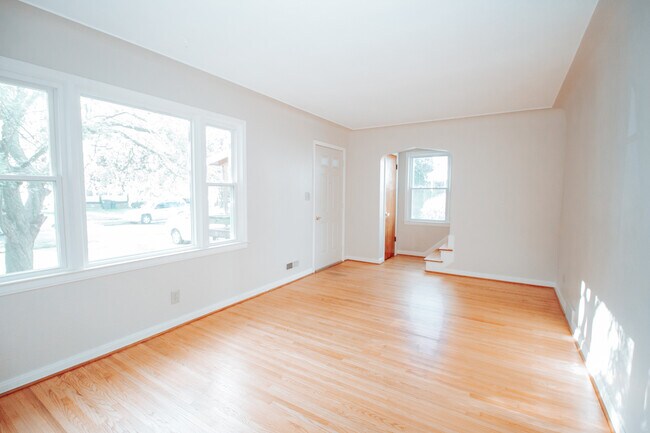 Building Photo - 3518 Almeda Dr