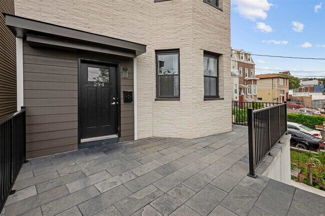 Foto del edificio - 294 Paterson Plank Rd
