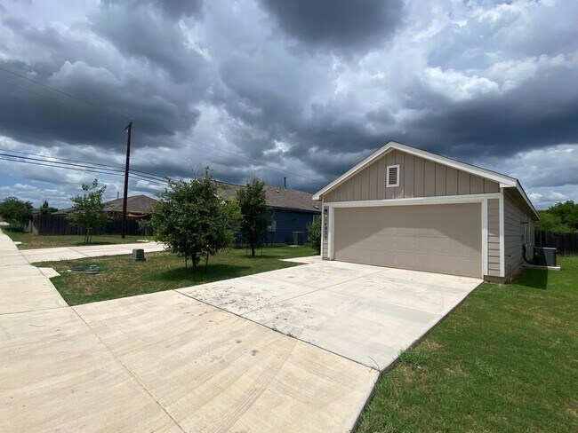 Foto del edificio - Charming 3-Bedroom Home Available for Rent!