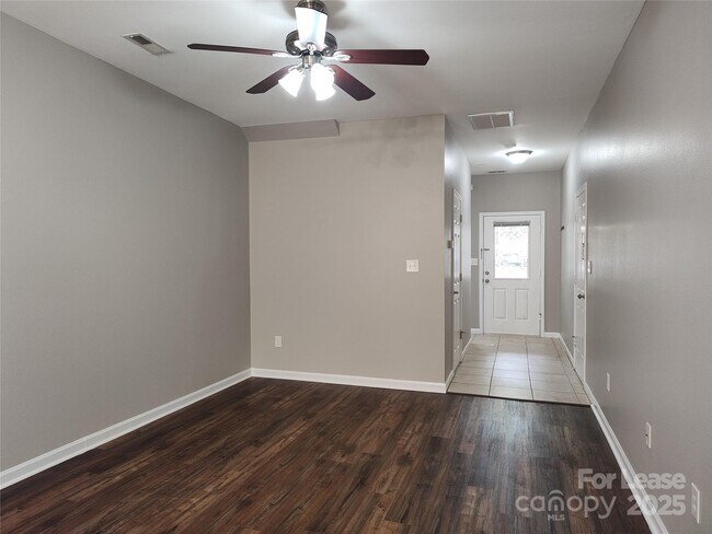 Foto del edificio - 467 Doughton Ln