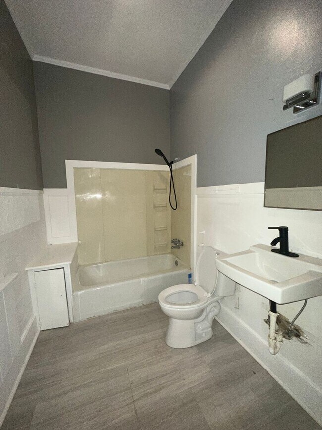 Building Photo - Remodeled Stoner Hill Gem
