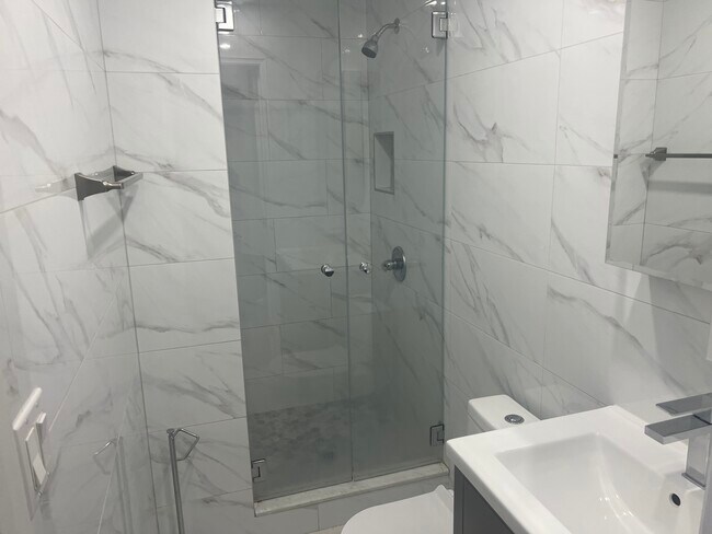 Foto del edificio - 589 E 2nd St