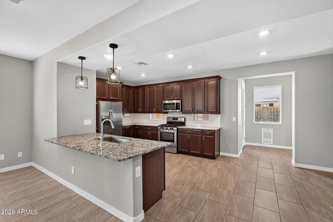 Foto del edificio - 261 Pinnacle Ridge Dr