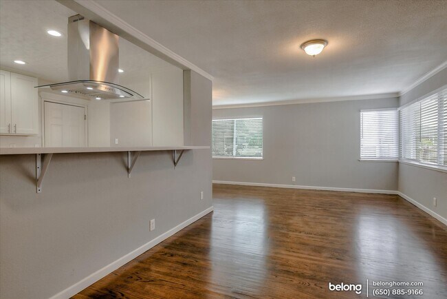 Building Photo - 1905 Esmond Ave