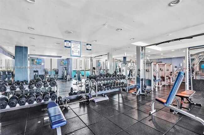 Foto del edificio - 7900 Harbor Island Dr