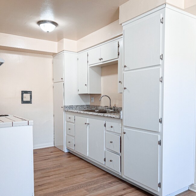 Foto del edificio - 1001 E Stearns Ave