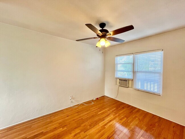 Foto del edificio - Upstairs 1 Bedroom Available with A/C in G...