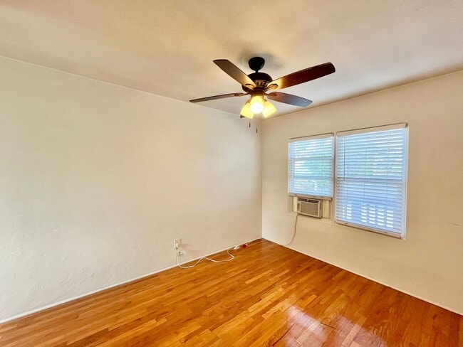 Building Photo - Upstairs 1 Bedroom Available with A/C in G...