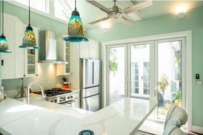 Building Photo - 6 - 8 Month Rental - Charming 2/1.5 Privat...