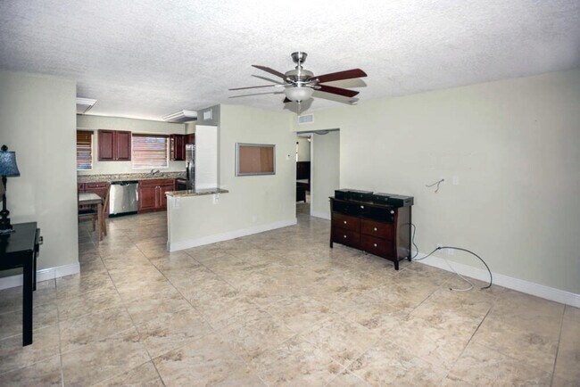 Building Photo - 801 Hummingbird Way