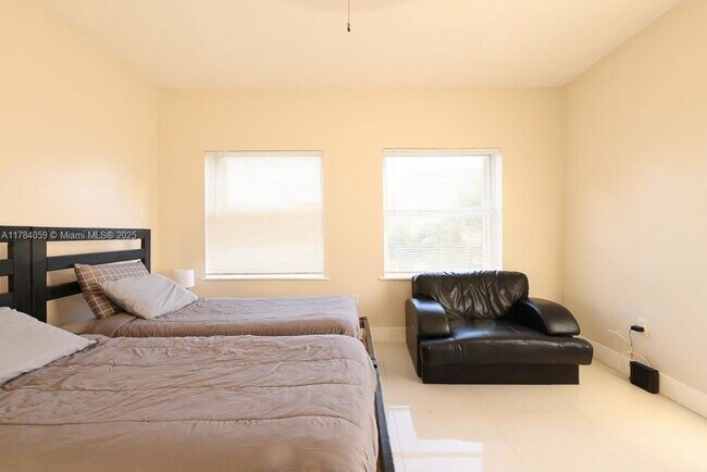 Foto del edificio - 1753 SW 13th St