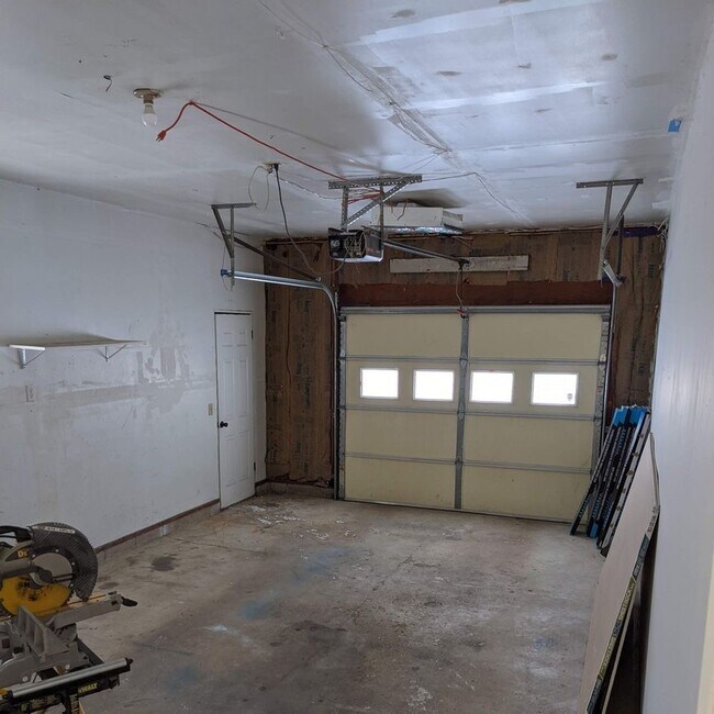 Building Photo - 425 Commodore Dr