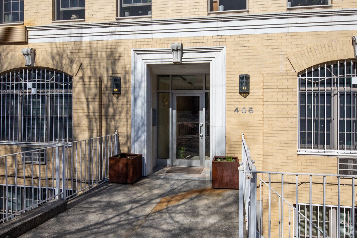 Entrada - 405 Dean St