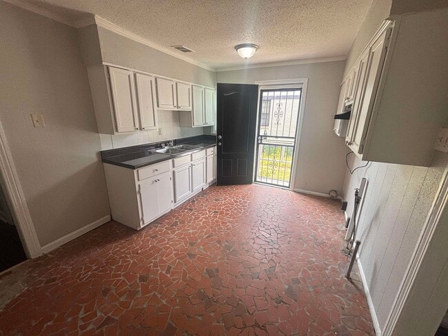 Building Photo - 2269 Longstreet Dr