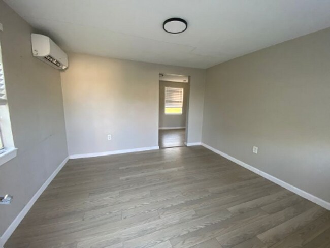 Foto del edificio - 310 Pine Ave