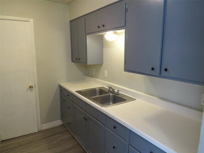 Building Photo - 838 Elm St