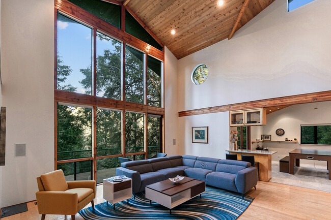 Building Photo - 23876 Lakeview Dr
