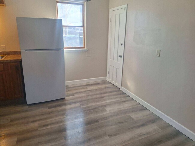 Puerta de salida - 1406 Butternut St