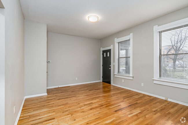 1BR, 1BA - 567SF - Living Room - 1051 Hunter Ave